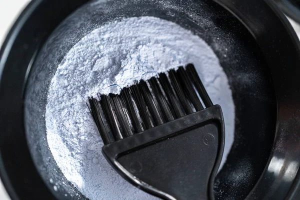 Χρώμα Μαλλιών Σκόνη Βαφής Μαύρο Πλαστικό Μπολ Ανάμιξης Λευκό Φόντο — Φωτογραφία Αρχείου
