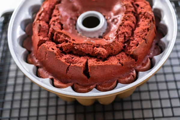 Refroidissement Gâteau Bundt Velours Rouge Fraîchement Cuit Sur Séchoir Cuisine — Photo