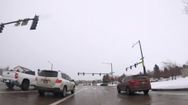 Denver, Colorado, ABD-10 Şubat 2020 - Soğuk bir kış gününde tipik Amerikan banliyölerinde sabah trafiği.
