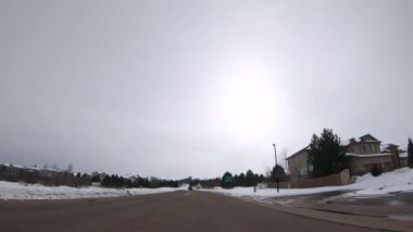 Denver, Colorado, ABD-10 Şubat 2020 - Soğuk bir kış sabahı tipik bir Amerikan banliyö mahallesinden geçerken.