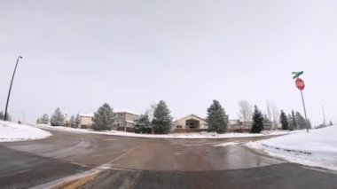 Denver, Colorado, ABD-3 Şubat 2020 - Amerika 'nın banliyölerindeki tipik kaldırım yollarında sürüş.