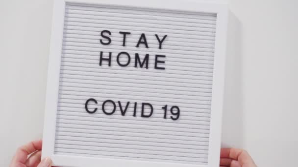 Maradj Otthon Covid Tábla Üzenőfalon Házi Arcmaszkkal — Stock videók