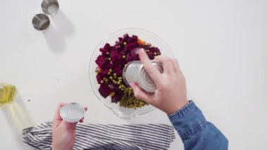 Düz yatıyordu. Adım adım. Vinaigrette salatası yapmak için karıştırma kabındaki malzemeleri karıştırıyorum..