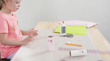 Adım adım. Kağıttan tek boynuzlu atlar yapmak ve boş tuvalet kağıdı ruloları yapmak..