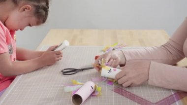 Adım adım. Kağıttan tek boynuzlu atlar yapmak ve boş tuvalet kağıdı ruloları yapmak..