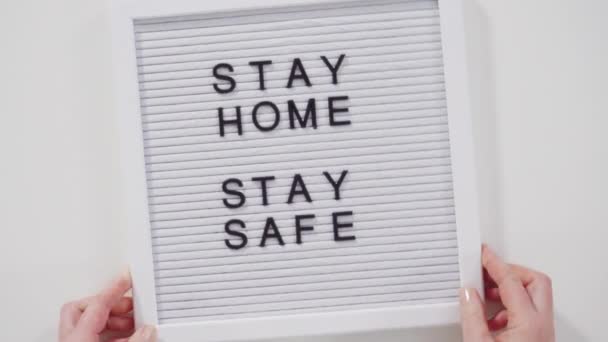 Stay Home Stay Znak Bezpieczeństwa Forum Maską Domowej Roboty Twarzy — Wideo stockowe