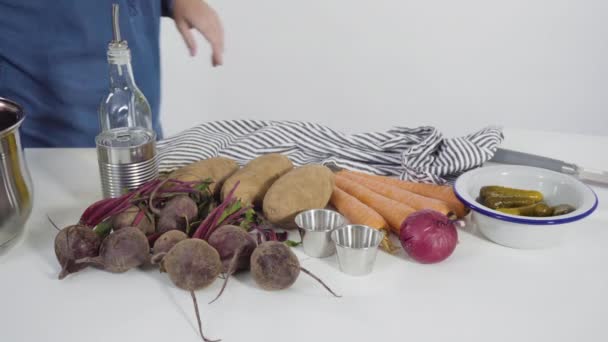 Adım Adım Ağacın Üstünde Salata Hazırlamak Için Gerekli Malzemeler — Stok video
