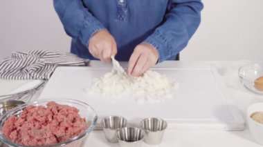 Adım adım. Bardak karıştırma kabında klasik sığır etli rulo köfte tarifi karışımı..