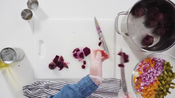 Berbaringlah Langkah Demi Langkah Memotong Sayuran Kue Atas Papan Potong — Stok Video