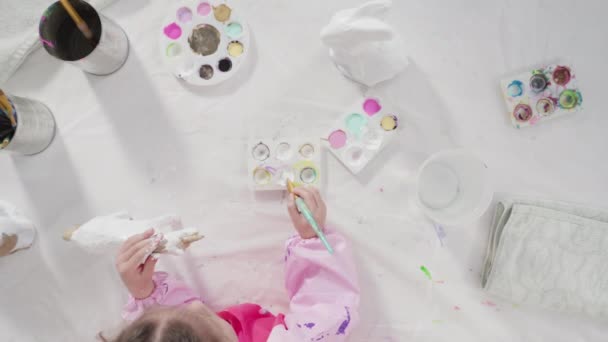 Plat Gelegd Klein Meisje Schilderen Papier Mache Beeldje Bij Thuisonderwijs — Stockvideo