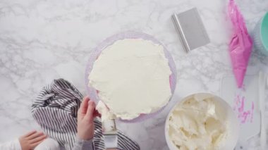 Düz yatıyordu. Adım adım. Beyaz İtalyan kremalı, yuvarlak funfetti keki..