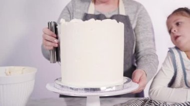 Adım adım. Beyaz İtalyan kremalı, yuvarlak funfetti keki..