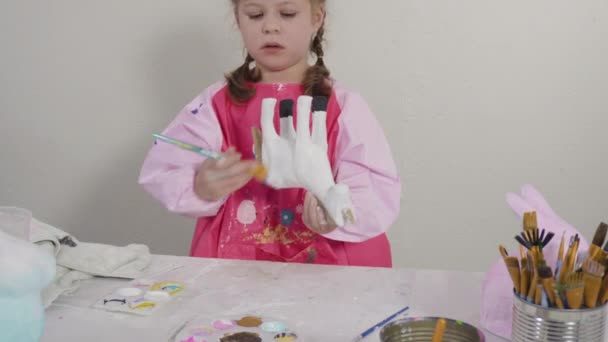 小さな女の子Painting Paper Mache Figureでホームスクールアートクラス — ストック動画