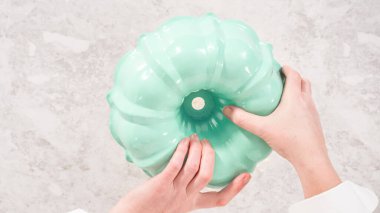 Düz yatıyordu. Adım adım. Bitkisel kısaltmalı yağlı kek tavası ve Funfettti Bundt keki pişirmek için un..