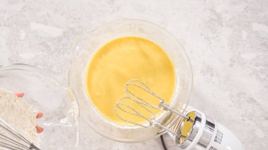 Düz yatıyordu. Adım adım. Fünyeli kek pişirmek için karıştırma kabındaki malzemeleri karıştırıyorum..