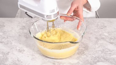 Adım adım. Fünyeli kek pişirmek için karıştırma kabındaki malzemeleri karıştırıyorum..