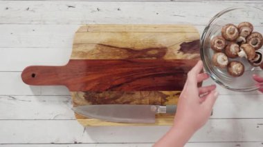 Düz yatıyordu. Tahta kesme tahtasıyla organik Bella mantarları kesiyorum..