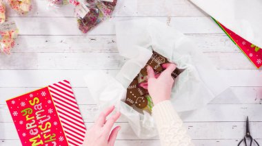 Düz yatıyordu. Adım adım. Ev yapımı şekerleme ve kurabiyeleri Noel hediyesi kutusuna koymak.