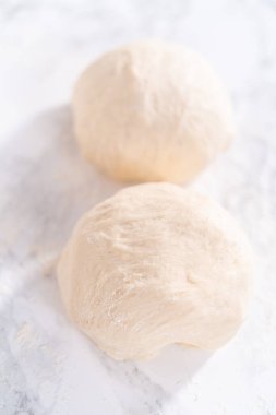 Tarçınlı tatlı pizzası hazırlamak için Fransız merdanesiyle pizza hamuru yuvarlıyorum..