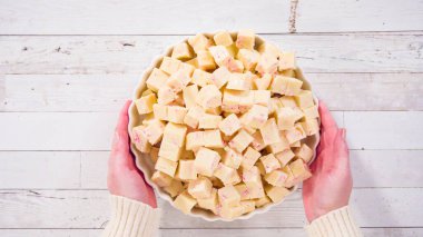 Düz yatıyordu. Adım adım. Şeker kamışı şekerlemesi beyaz servis tabağında küçük küp şeklinde kesilmiş..