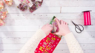 Düz yatıyordu. Adım adım. Ev yapımı şekerleme ve kurabiyeleri Noel hediyesi kutusuna koymak.