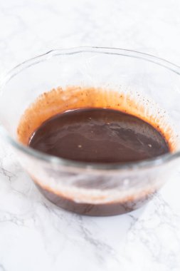 Bardakta çikolatalı ganache hazırlıyorum..