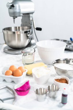 Kırmızı kadife kek pişirmek için gerekli malzemeler..