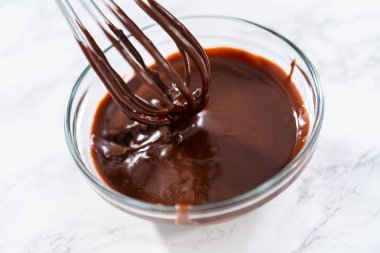 Bardakta çikolatalı ganache hazırlıyorum..