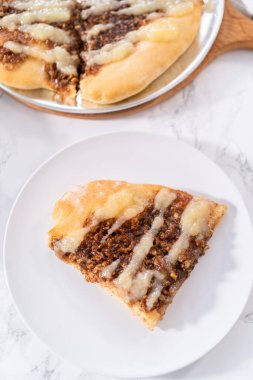 Krem peynirli taze tarçınlı tatlı pizza..