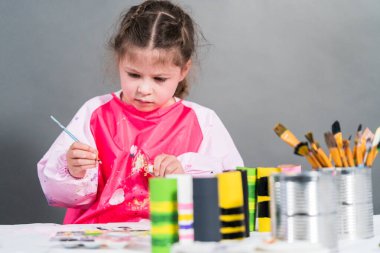 Evde eğitim görürken tuvalet kağıdı rulolarından farklı böcekler yapmak..