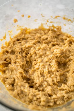 Büyük bir bardaktaki malzemeleri mutfak mikseriyle karıştırıp çikolatalı kurabiyeleri naneli cipsle pişirmek..