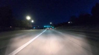 Denver, Colorado, ABD-17 Ocak 2020 - Amerika 'nın banliyölerinde geceleri tipik asfalt yollarda sürüş.