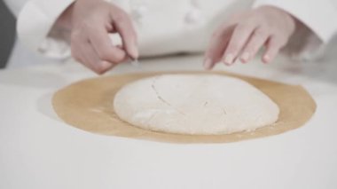 Ev yapımı mayalı buğday ekmeğini dökme demir Hollanda fırınında pişirmek.