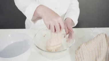 Tarçınlı rulo pişirmek için elle hamur örüyorum..