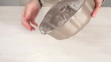 Adım adım. Çikolatalı kek pişirmek için yağlı metal kek tepsisi..