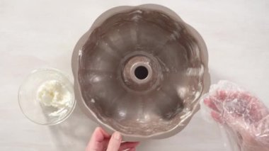 Adım adım. Düz yatıyordu. Çikolatalı kek pişirmek için yağlı metal kek tepsisi..