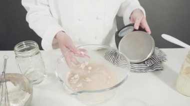 Tarçınlı rulo pişirmek için elle hamur örüyorum..