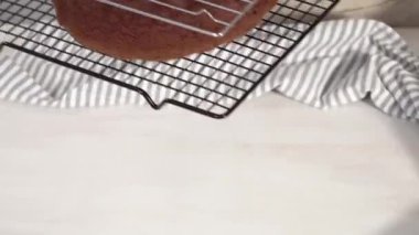 Adım adım. Soğutucuda taze pişmiş çikolatalı kek..