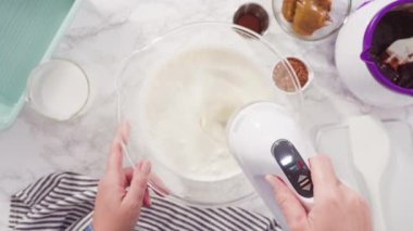 Düz yatıyordu. Adım adım. El yapımı mutfak mikserinde ev yapımı çikolatalı dondurma hazırlıyorum..