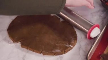 Zaman aşımı. Adım adım. Zencefilli kurabiye hamurundan Noel kurabiyeleriyle şekiller kesiyorum..