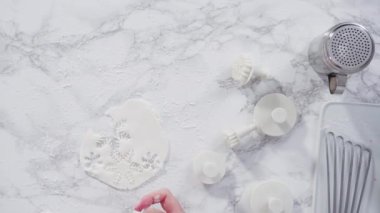 Düz yatıyordu. Adım adım. Beyaz fondantımızı mermer tezgahta yuvarlıyoruz..