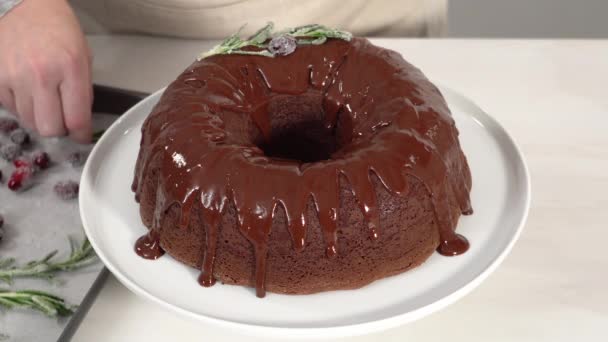 Step Step Chocolate Bundt Cake Chocolate Frosting Decorated Fresh Cranberries — Stock Video