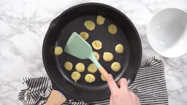 Deitado Passo Passo Fritar Mini Panqueca Cereal Uma Frigideira Antiaderente — Vídeo de Stock
