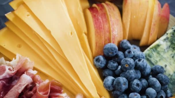 Uspořádání Gurmánského Sýra Krekry Ovoce Desce Pro Velkou Sýrovou Desku — Stock video