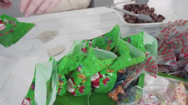 Adım adım. Ev yapımı macadamia şekerlemesi küçük hediye paketlerine konuyor..