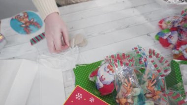 Adım adım. Ev yapımı macadamia şekerlemesi küçük hediye paketlerine konuyor..