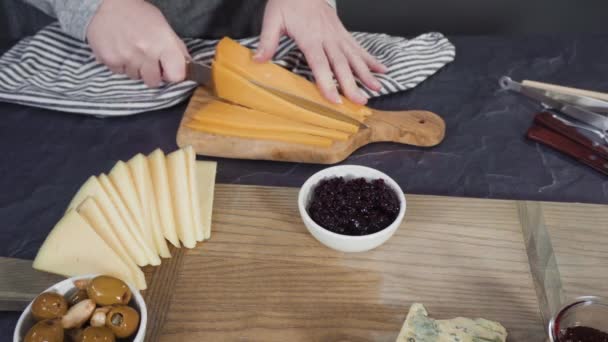 Aranjarea Brânzei Gourmet Crakerilor Fructelor Placă Pentru Placă Mare Brânză — Videoclip de stoc