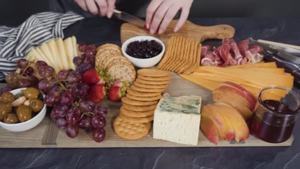 Organizar Queso Gourmet Galletas Frutas Una Tabla Para Una Tabla — Vídeo de stock