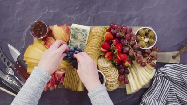 Acostado Organizar Queso Gourmet Galletas Frutas Una Tabla Para Una — Vídeos de Stock