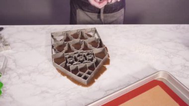 Adım adım. Zencefilli kurabiye hamurundan Noel kurabiyeleriyle şekiller kesiyorum..